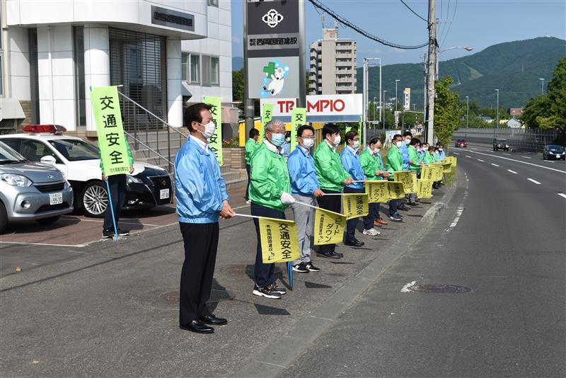 交通安全街頭啓発と清掃活動を行いました