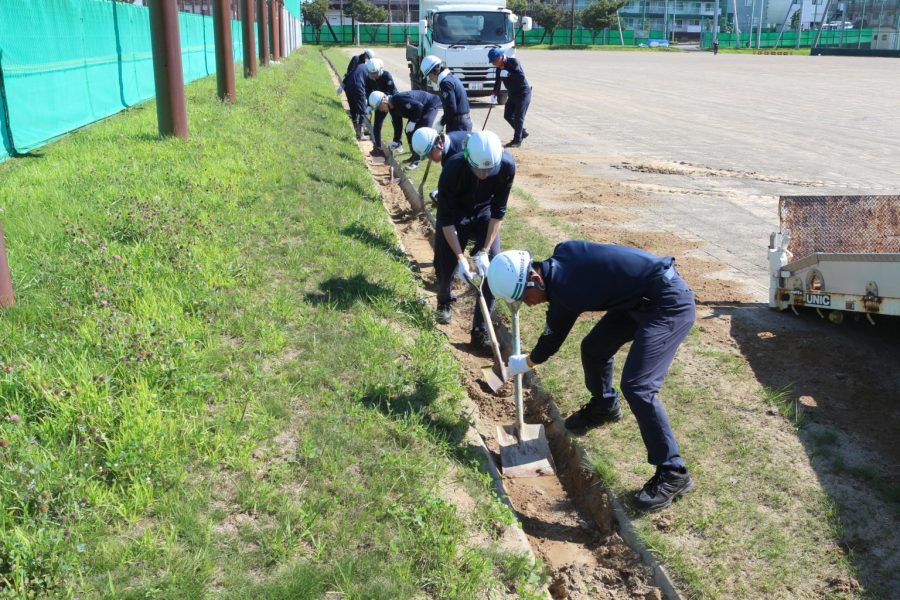 社会貢献活動として西岡中学校様のグランド整備を実施しました。